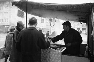 Maroniverkauf am ersten verkaufsoffenen "langen Samstag" vor Weihnachten.