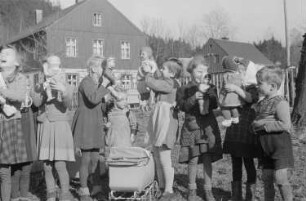Kinder beim Spielen : Mädchen mit Puppenwagen und Spielzeugpuppen