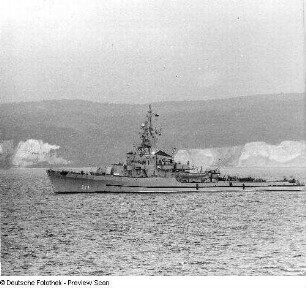 Deutschland . Nationale Volksarmee - Seestreitkräfte. Minenleg- und Räumschiff des Typs MLR-3000 (NATO-Code Krake) vor der Steilküste von Rügen