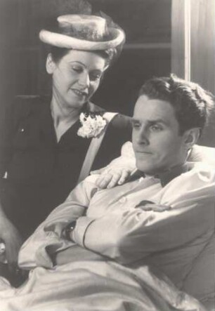 Die Schauspieler Renate Bortfeldt und Harry Meyen im Stück "Mütter", gespielt 1946 im Thalia Theater Hamburg.