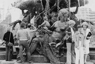 Serie "Berlin". Menschen am "Neptunbrunnen" von Reinhold Begas