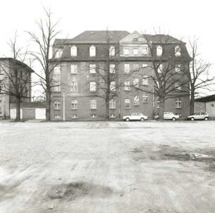 Cottbus, Karl-Liebknecht-Straße / Ecke Lausitzer Straße. Infanteriekaserne der Bundeswehr (1886). Erweiterungsbau (um 1930). Straßenfront von Westen