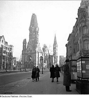 Straßenszene mit Passanten vor der Kaiser-Wilhelm-Gedächtnis-Kirche
