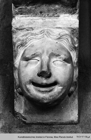 Grabmal des Bischofs Antonio d'Orso : Konsollager mit Reliefs: Triumph des Todes, Personifikation des Todes als dreiköpfiger Bogenschütze, Profilkopf, Vasen mit Weinranken und Akanthusornamente : Konsole