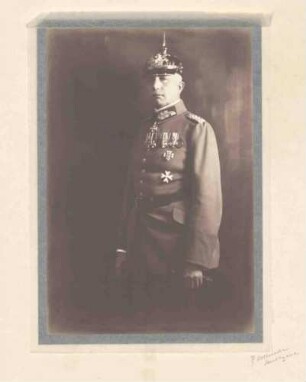 Christoph von Ebbinghaus, Oberst und Kommandeur von 1914-1915, späterer Generalmajor, Halbprofil mit Pickelhaube und Orden