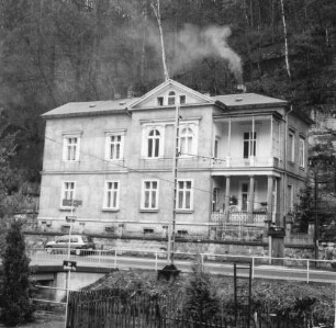Bad Schandau, Kirnitzschtalstraße 81. Villenartiges Wohnhaus (1876/1900, verändert). Straßenansicht von Nordosten (von einem Privatweg)
