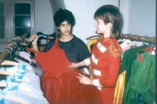 Bonn. Internationales Bonner Kindertheater. Garderobe im Dachgeschoß des Kindertheaters