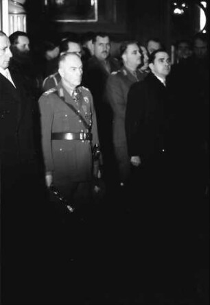 Chisinau: Zeremonie in der Kathedrale, Marschall Antonescu allein