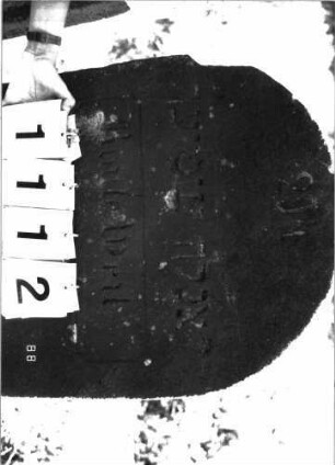 Grabstein 1112 (Index: 100098740) Maße HxBxT: 111x55x10 cm: Grabstein 1112 (Detailaufnahme)