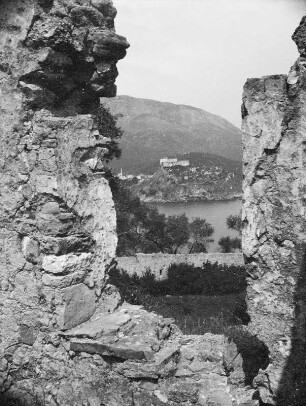 Klosterruine : Blick durch das Fenster einer Klosterruine auf die Festung