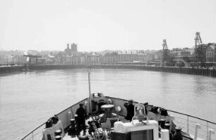 Dieppe: Hafeneinfahrt mit Schiff im Vordergrund