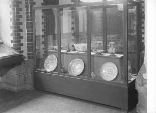 Vitrine mit persischer Keramik