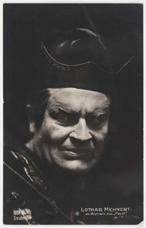Lothar Mehnert als Mephisto : Lothar Mehnert als Mephisto in "Faust" von J. W. von Goethe. Königlich Sächsisches Hoftheater Dresden, 1906. Fotografie (Weltpostkarte) von Ernst Müller (Hahn Nachf.)
