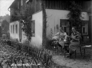 Frauen beim Klöppeln : Garten am Haus Nr. 69; Li. Alice Siebert