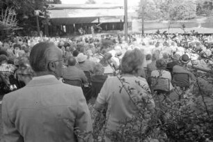 "Lachende Seebühne" von Conférencier Dieter Farrenkopf auf der Seebühne im Stadtgarten