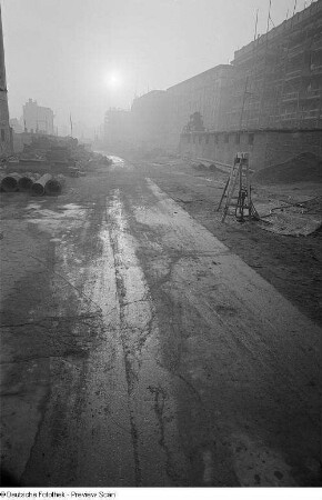 Baustelle in der Windmühlenstraße im Gegenlicht
