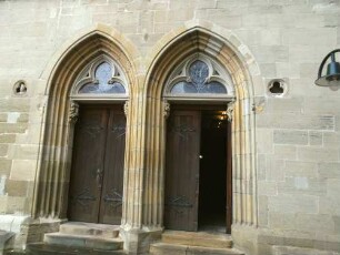 Stiftskirche-Ansicht von Westen-Spitzbogig gewändetes Doppelportal mit flankierenden Nischen in Übersicht
