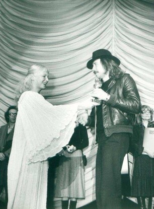 IFF 1980.Preisverleihung. Ingrid Thulin und Werner Schroeter, Regisseur. Goldener Bär