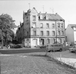 Chemnitz-Gablenz, Augustusburger Straße 177/Ecke Münchner Straße. Wohnhaus mit Laden (um 1905). Straßenansicht mit Vorgarten (auf der Münchner Straße)