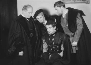 Szenenbilder aus dem Drama "Die Verschwörung des Fiesco zu Genua" von Friedrich Schiller im Theater am Schiffbauerdamm Berlin : Szene mit Lothar Firmans als Verrina (links) und Hans Rüdiger Renn als Fiesco (2. von rechts)