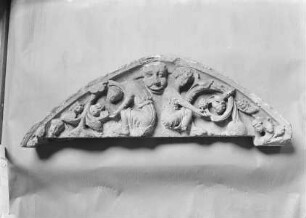 Tympanon mit Figuren und Ranken