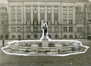Billing, Hermann; Kiel (Schleswig-Holstein); Rathaus - Brunnen mit Statue und Einzeichnungen (Collage)