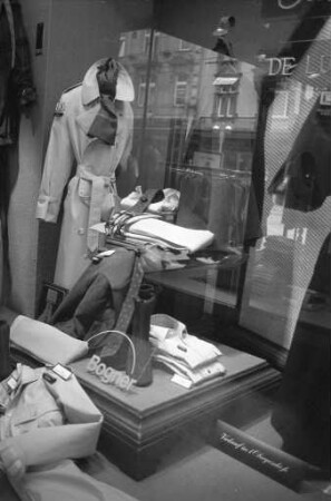 Vorzeitiges Angebot an Herbstmode in den Karlsruher Bekleidungshäusern infolge der diesjährigen schlechten Witterung