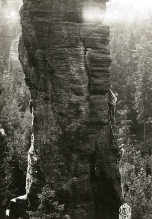 Böhmische Schweiz ( České Švýcarsko), Eiland (Ostrov). Emporturm (Vztyčená věž). Seilschaft Ehrhardt Renger am Alten Weg (VIIa). Blick vom Massiv