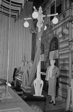 Rumänische Ausstellungshalle, Präsentation von Stoffen und Textilien