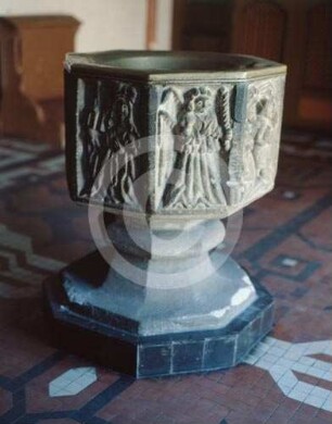 Taufstein mit figürlichen Reliefs in Schlesien