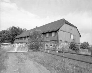 Schöneck-Tannenhaus. Ferienheim Tannenhaus (des ehemaligen VEB Energieversorgung Dresden). Rechtes Gebäude. Straßenansicht