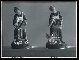 Zwei Figuren Hühner fütternde Mädchen