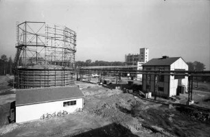 Freiburg: Neuanlage, links Gasometer, Rohrleitung und Neubau