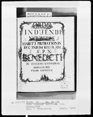 Ordo induendi novitios und anderes — Titelblatt, am oberen und unteren Rand eine Kirche und ein Kloster, Folio 1recto