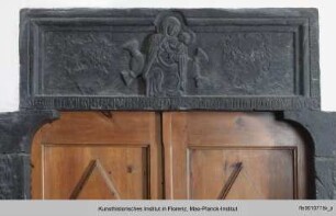 Portal : Thronende Madonna mit Kind