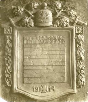 Modell für eine Gedenkplatte zur Erinnerung an die Gefallenen des ersten Kriegsjahres 1914 : Modell für eine Gedenkplatte zur Erinnerung an die Gefallenen des ersten Kriegsjahres 1914. Gips, getönt (ab 1914; C. Brose)