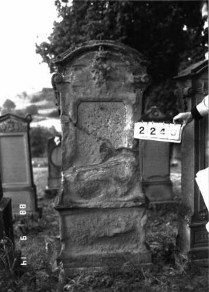 Grabstein 2243 (Index: 100097322) Maße HxBxT: 179x58x26 cm: Grabstein 2243