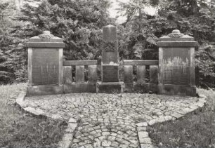 Denkmal für die Gefallenen des 1. Weltkrieges und des Deutsch-Französischen Krieges : Denkmal für die Gefallenen des 1. Weltkrieges und des Deutsch-Französischen Krieges. Stein (nach 1871 und nach 1918). Muldenhammer-Tannenbergsthal, Kirchstraße