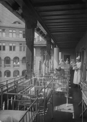 Säuglinge im Städtischen Waisenhaus Kürassierstraße