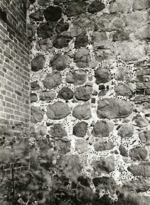 Gägelow-Holzendorf (Kreis Sternberg). Dorfkirche (Mitte 13. Jahrhundert, Turm 19. Jahrhundert). Detail: Verbindung Backstein-Feldstein (Turm-Schiff)