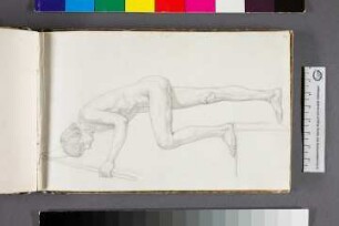 Studie eines Mannes mit erhobenem Stab und einem erhöhtem Bein von der Seite