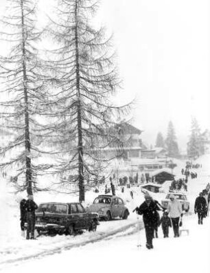 Österreich. Ankunft im verschneiten Seefeld/Tirol.