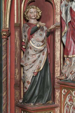 Mittelnische mit Madonnenfigur — Linke Engelsfigur eine Krone haltend