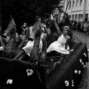 Karpfenfest: Umzug: Festwagen, Neptun, Nymphen, Seepferdchen: hinten rechts am Straßenrand Zuschauer, 8. Oktober 1961