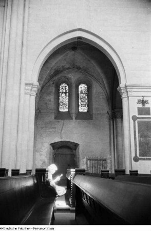Renate Rössing lesend im Kirchengestühl