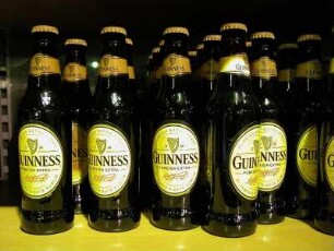 Guinness : Guinness-Bierflaschen, aufgenommen im April 2005. Foto Uwe Gerig