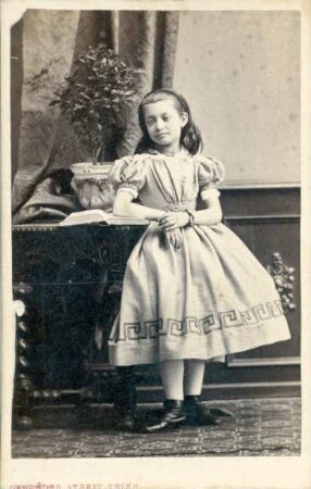 Fotografie eine stehenden Mädchens