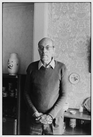Der Schriftsteller Ludwig Renn in seiner Wohnung
