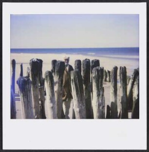 Wolfram Siebeck hinter Buhnen am Strand von Sylt