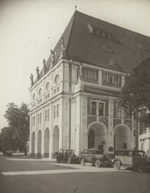Westpreußen. Ostseebad Zoppot bei Danzig. Ansicht des von 1924 bis 1927 errichteteb Kasinohotels. Vor dem Haus parken Personenkraftwagen